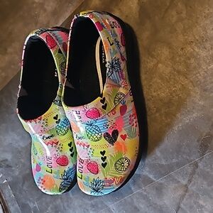 Size 9 Wide Klogs shoes